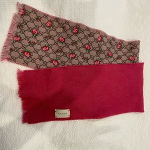 Beige/ebony GG pattern wool with Rose Bud print
Solid pink at the reverse